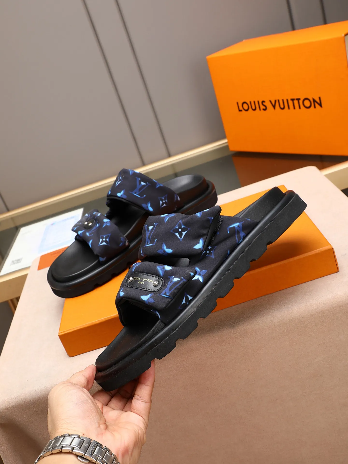 PP360 [LOUIS VUITTON] Louis Vuitton, LV printing, men's and women's slippers are on the market. The drawer box packaging comes with a cloth bag and a card. The upper pattern looks very soft and waxy, and it is a super versatile leg slimming tool. Fabric: imported denim/canvas/old fabric, LV hardware LOGO, official website pattern printing, comfortable to wear, feet: high-elastic PU water table. Sole: foam sole, heel height: about 5cm. Code number: 35-46, 35, 45, 46 are custom-made and non-returnable. Color: multiple colors and styles available.